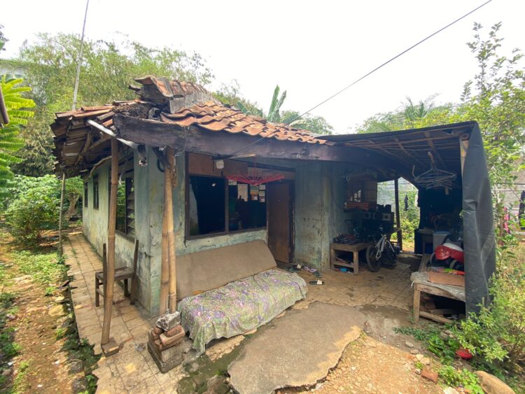 Miris..!!! Rumah Lansia di Wanaherang Nyaris Roboh