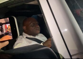 Tampil Beda, Natalius Pigai Nyetir Sendiri tanpa Sopir dan Pengawalan