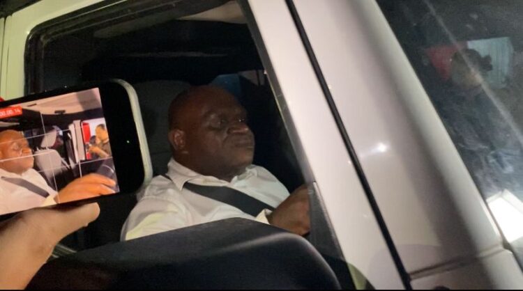 Tampil Beda, Natalius Pigai Nyetir Sendiri tanpa Sopir dan Pengawalan