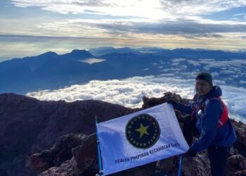 Perjuangan Pemekaran, Dua Pendaki asal Cariu Kibarkan Bendera Presidium di Gunung Kerinci