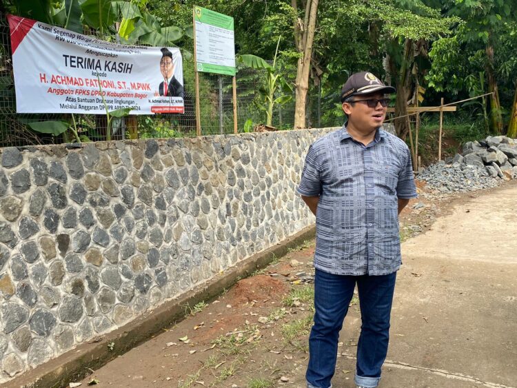 Warga GJC Sumringah dapat Bantuan Aspirasi dari Achmad Fathoni