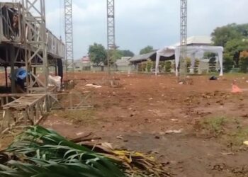 Dikeluhkan Warga, Rapat Akbar Cawabup Ade Jaro di Gunung Putri Sisakan Sampah dan Jalan Licin