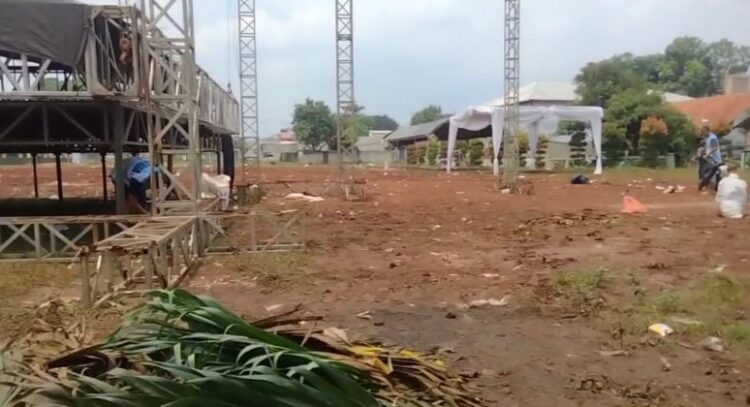 Dikeluhkan Warga, Rapat Akbar Cawabup Ade Jaro di Gunung Putri Sisakan Sampah dan Jalan Licin