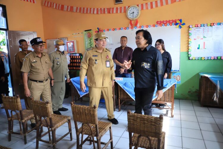 Pj Bupati Bogor dan Komeng Tinjau TPS dekat Kediaman Prabowo