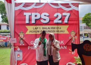 Kang Mus Nyoblos Bareng Istri, Erny: Saya Harap Menang