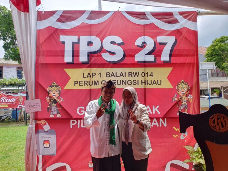 Kang Mus Nyoblos Bareng Istri, Erny: Saya Harap Menang