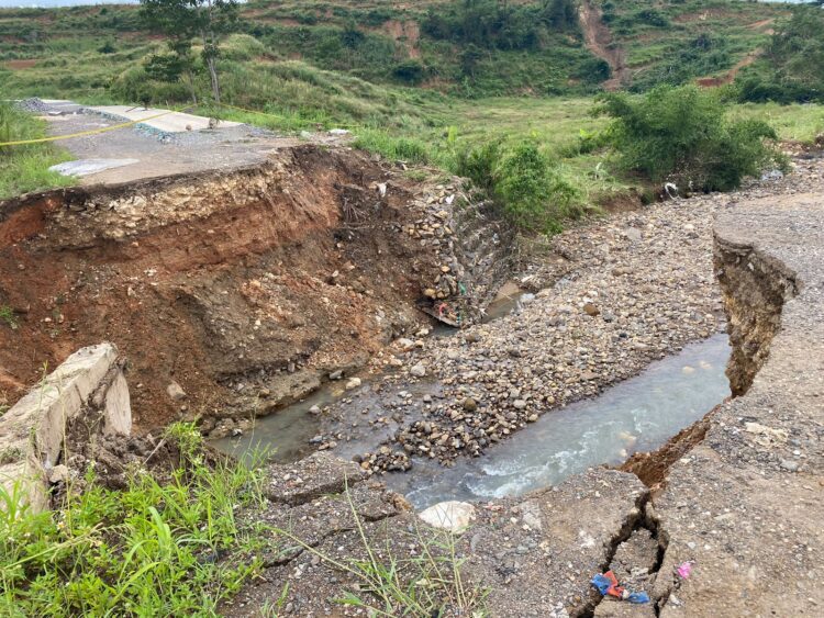 Calon Jalan Penghubung Puncak Dua Amblas
