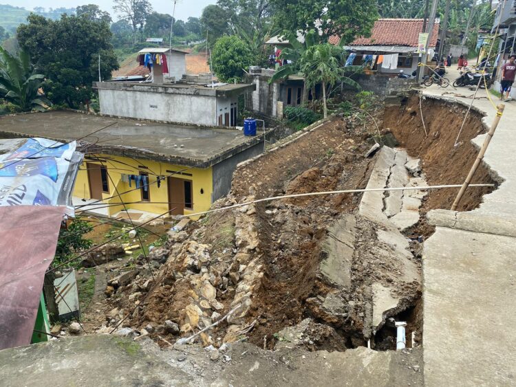 Jalan Penghubung 2 Desa di Sukaraja Ditutup karena Tanah Longsor