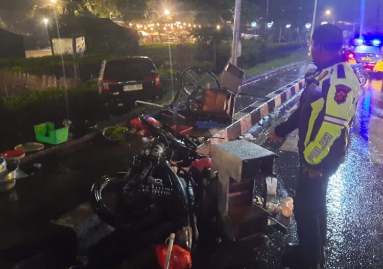 PKL Puncak Bogor Ditabrak Mobil Minibus, 3 Orang Luka-Luka