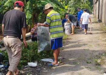 Pokja 12 Tlajung Udik Bebersih Lingkungan, Heri : Akan Kami buat Taman Bunga