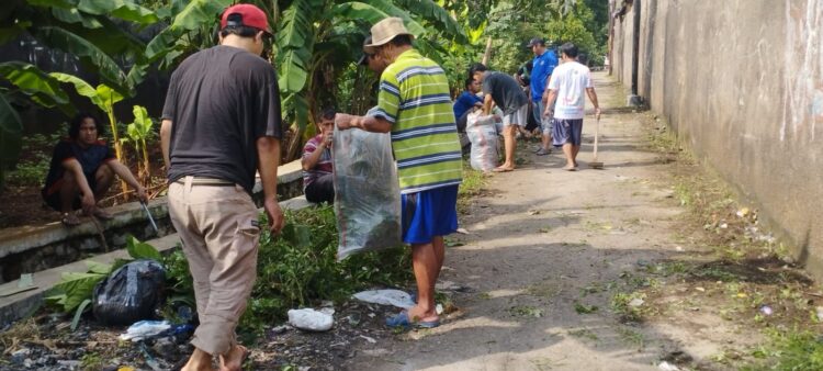 Pokja 12 Tlajung Udik Bebersih Lingkungan, Heri : Akan Kami buat Taman Bunga
