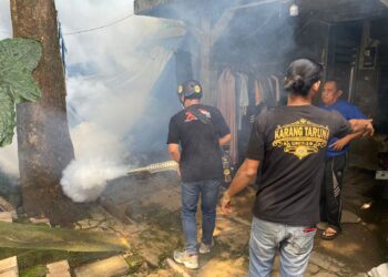 Cegah DBD, Kartar Pokja 19 Desa Tlajung Udik Lakukan Fogging