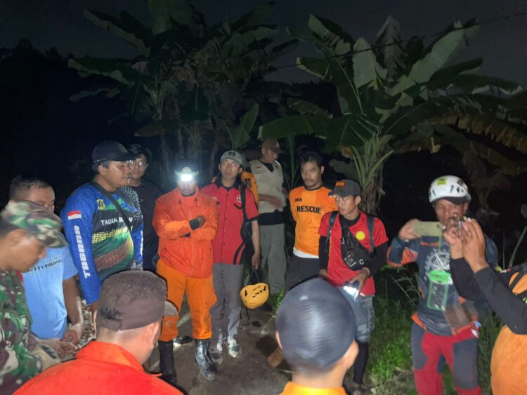 Asik Makan di Pingir Sungai, MF Tewas Terseret Arus