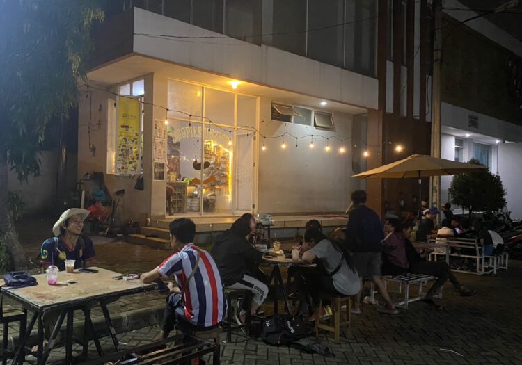 Ngopikeun73GBJ, Tempat Nongkrong Asyik dengan Layanan Reparasi Sepatu