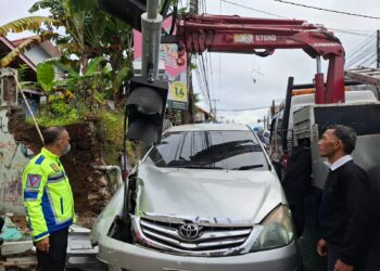 Hilang Kendali, Mobil Tabrak Tiang Listrik di Cibungbulang 