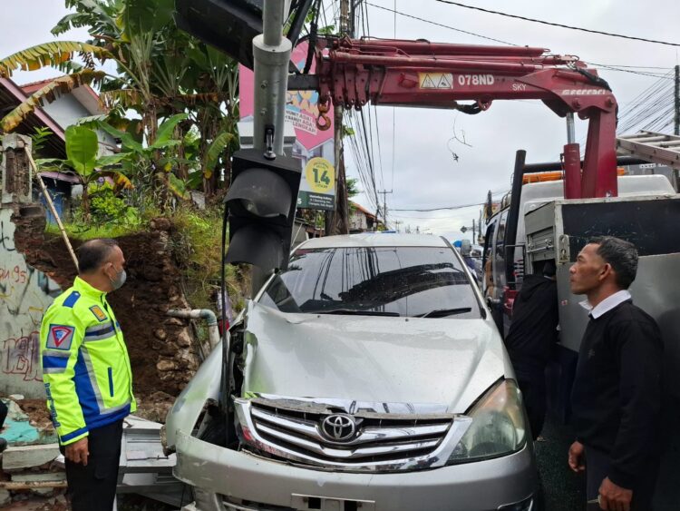 Hilang Kendali, Mobil Tabrak Tiang Listrik di Cibungbulang 