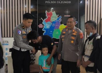 Polsek Cileungsi Kembalikan Anak Terlantar di Cileungsi Kepada Orang Tuanya
