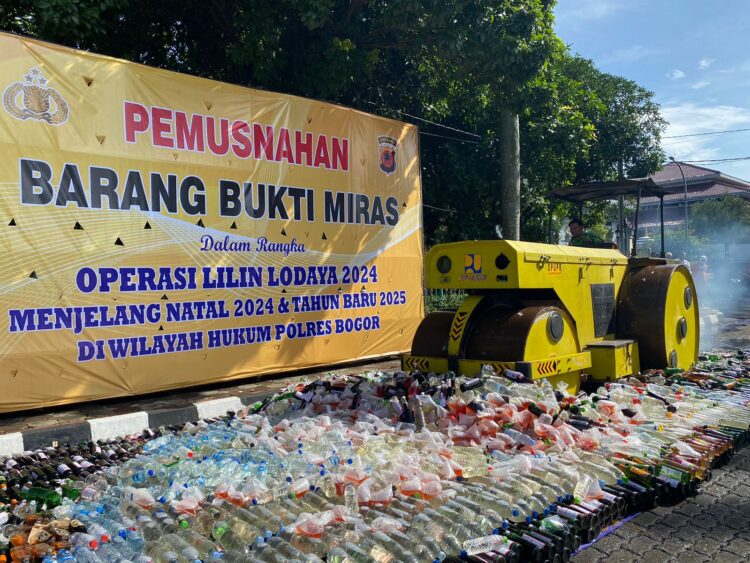 15.000 Botol Miras Hasil Razia Dimusnahkan