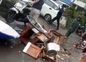 Hilang Kendali, Mobil Tabrak Pedagang Bakso di Citeureup