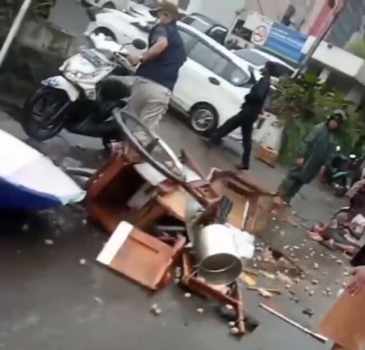 Hilang Kendali, Mobil Tabrak Pedagang Bakso di Citeureup