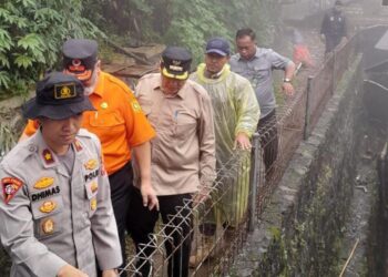 Pj Bupati Bogor Tinjau Rumah Terdampak Banjir 