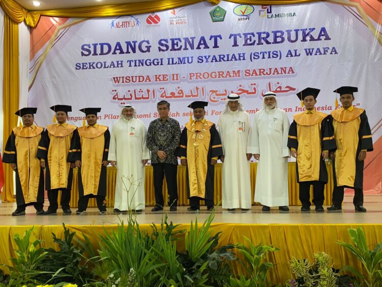 Dihadiri Menaker, STIS Al-Wafa Wisudakan 58 Mahasiswa
