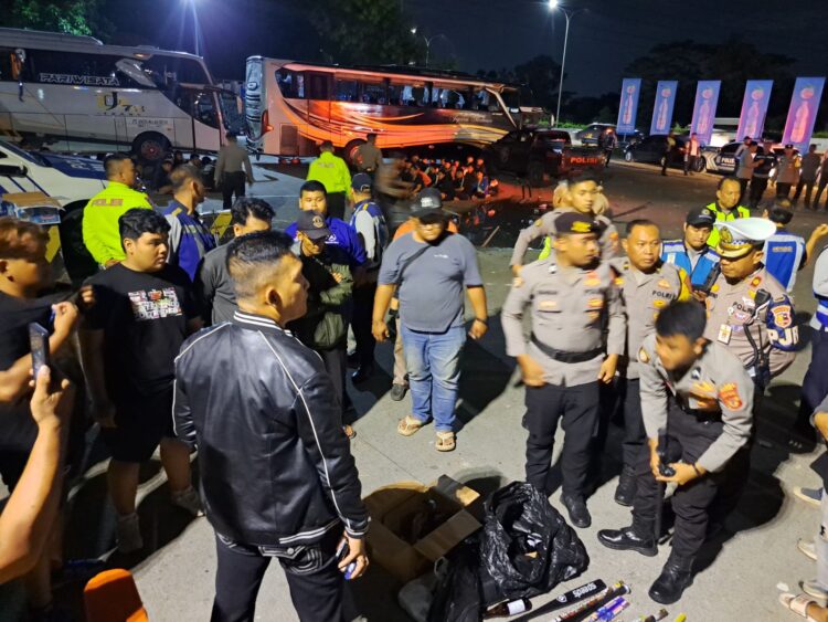 Bentrok Antar Supporter di Rest Area KM 21 Tol Jagorawi, 4 Orang Luka-Luka