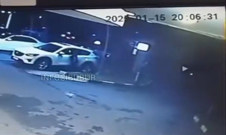 Parah !!! Mobil Yuki Kato Dibobol di Kota Wisata Gunung Putri