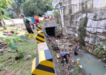 Prihatin Dengan Tumpukan Sampah di Saluran, Destana Wanaherang Turunkan Pasukan