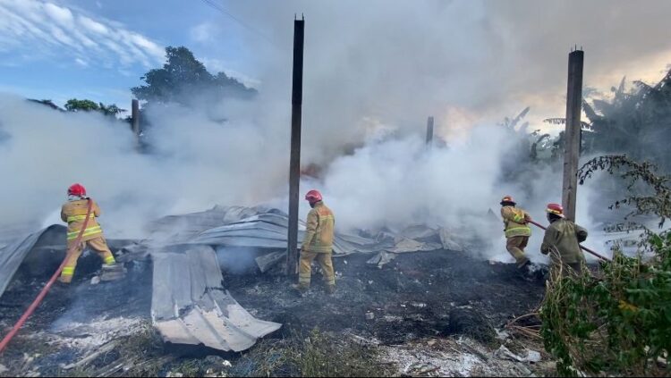 Lapak Plastik di Cicadas Dilalap Si Jago Merah, Satu Mobil Terbakar