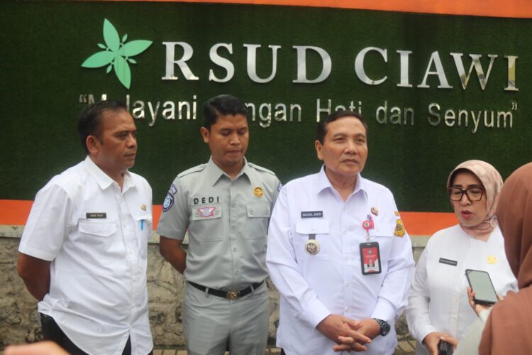 Pj Bupati Bogor Berikan Bantuan Sosial kepada Korban Kecelakaan di Gerbang Tol Ciawi