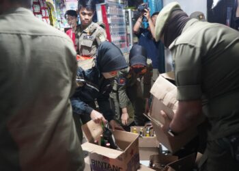 Satpol PP Gelar Razia, Beberapa PSK dan Ratusan Miras Diamankan