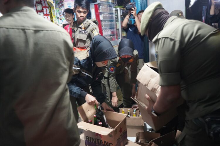 Satpol PP Gelar Razia, Beberapa PSK dan Ratusan Miras Diamankan