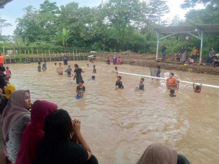 Syukuran Pemilihan Ketua RW 06 Tlajung Udik: Mancing Bareng, Ngubek Empang, dan Makan Liwet Bersama