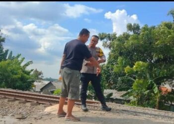 Seorang Ibu Tersambar Kereta di Perlintasan Tanpa Palang Pintu, Polsek Gunung Putri Lakukan Penyelidikan