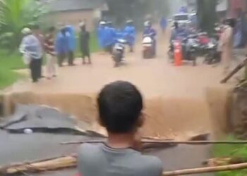Jembatan Penghubung Citeureup-Sukamakmur Amblas, Warga Alami Kesulitan Akses