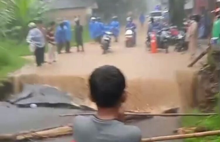 Jembatan Penghubung Citeureup-Sukamakmur Amblas, Warga Alami Kesulitan Akses