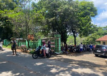 Menjelang Ramadan, TPU Cirimekar Dipadati Peziarah: Pedagang Bunga Raup Keuntungan