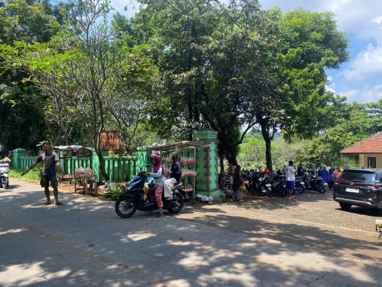 Menjelang Ramadan, TPU Cirimekar Dipadati Peziarah: Pedagang Bunga Raup Keuntungan