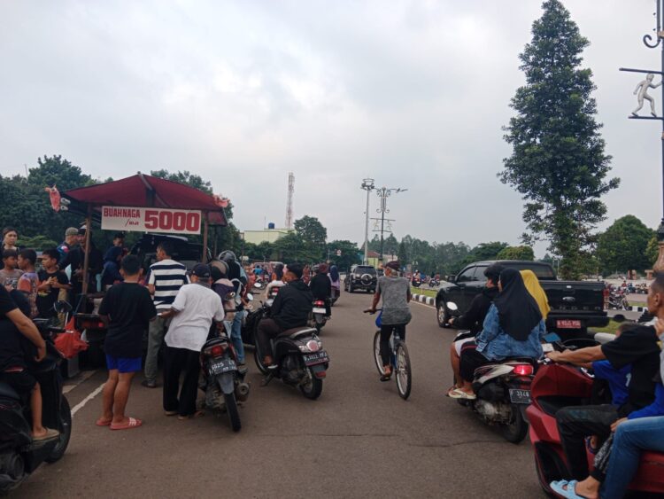 Ngabuburit Seru di Stadion Pakansari: Tempat Favorit Berburu Takjil