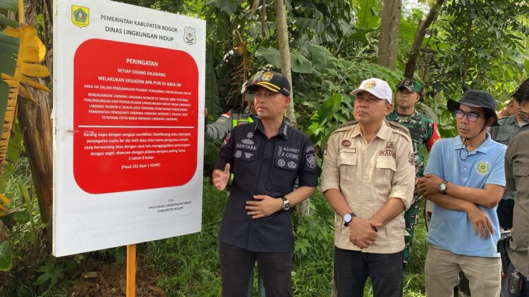 DLH Kabupaten Bogor Segel Tempat Pembuangan Sampah Ilegal di Bantaran Sungai Cileungsi