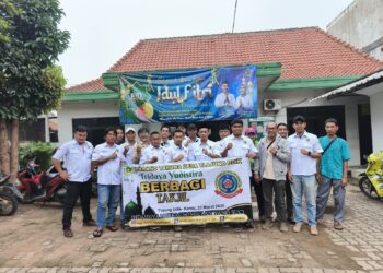 Karang Taruna Desa Tlajung Udik Bagikan Ratusan Nasi Kotak untuk Pengguna Jalan