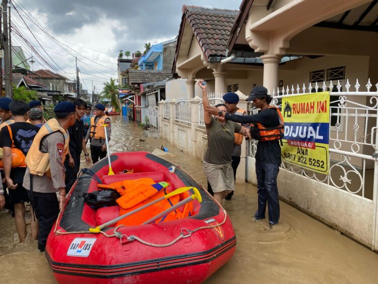 Banjir di Vila Nusa Indah 1: Asrama Penyalur Tenaga Kerja Terendam, Warga Dievakuasi