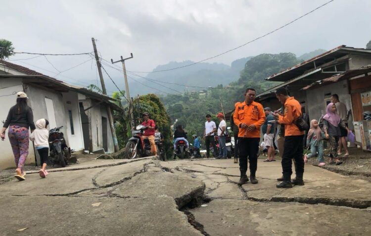 Pergerakan Tanah di Bojong Koneng Kian Parah, Warga Minta Segera Direlokasi