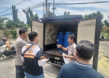 Mobil PT Caraka Cahya Gemilang Tumpahkan Zat Kimia, 8 Orang Terluka