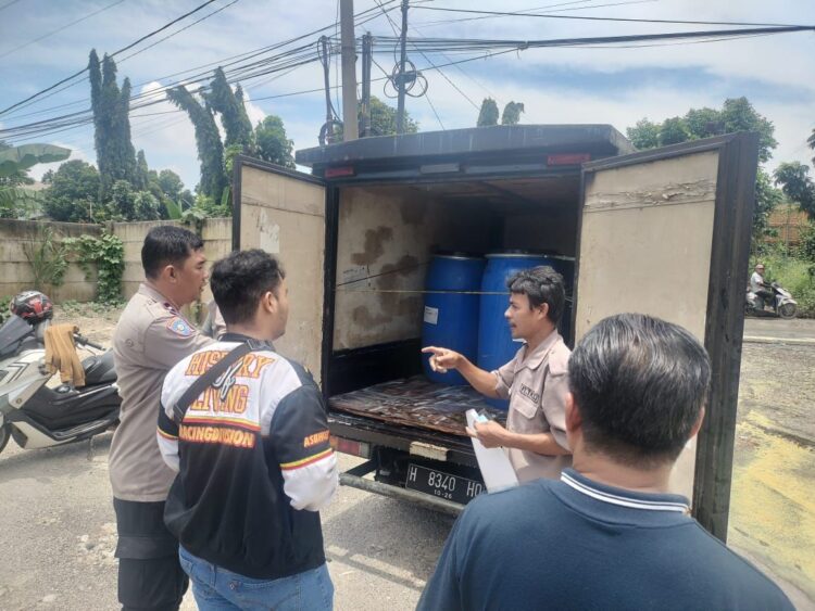 Mobil PT Caraka Cahya Gemilang Tumpahkan Zat Kimia, 8 Orang Terluka