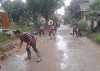 Banjir Besar Landa Bojong Kulur, AMS Rayon Gunung Putri Turun Tangan Bantu Warga