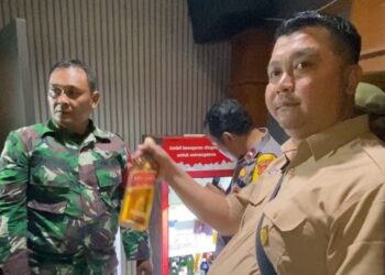 Satpol PP, Polisi, dan TNI Gelar Operasi THM di Gunung Putri, 50 Botol Miras Diamankan
