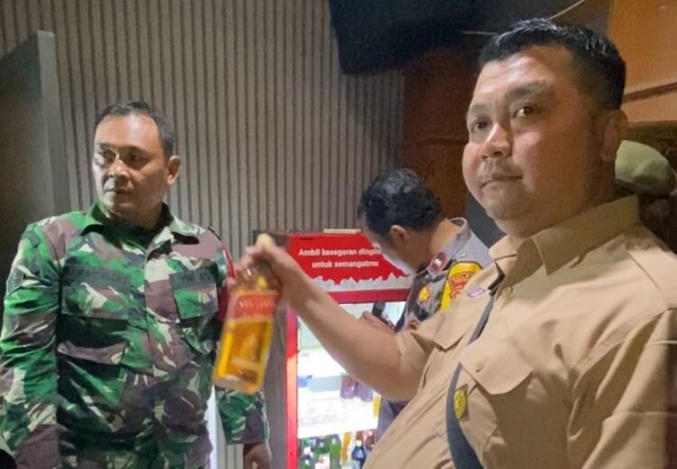 Satpol PP, Polisi, dan TNI Gelar Operasi THM di Gunung Putri, 50 Botol Miras Diamankan