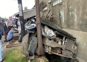 Hilang Kendali, Sebuah Mini Bus Tabrak Bengkel Tambal Ban dan Tiang Listrik
